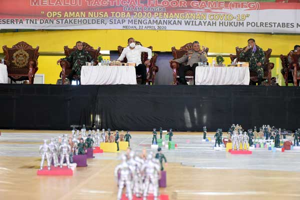 SIMULASI: Gubernur Sumut, Edy Rahmayadi menghadiri simulasi Tactical Floor Game Penanganan Covid-19, di GOR Mini Dinas Pemuda dan Olahraga Provinsi Sumut, Rabu (22/4).