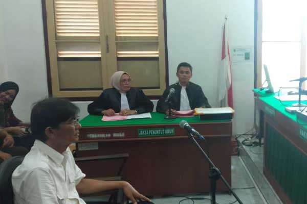 VONIS: Drs Sujamrat MM, terdakwa kasus renovasi sirkuit Tartan menjalani sidang putusan, Kamis (23/4).