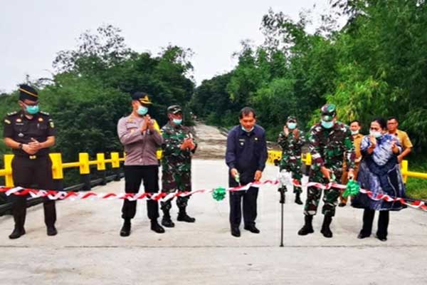 Resmikan: Bupati Karo, Terkelin Brahmana meresmikan Jembatan Merah Putih yang dibangun dalam program TMMD Tanah Karo. solideo/ SUMUT POS