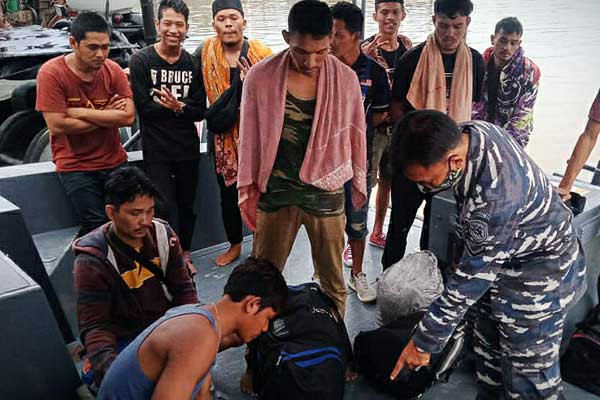 TKI ILEGAL: Petugas TNI AL mengamankan 20 TKI ilegal yang diam-diam pulang dari Malaysia, di tengah pandemi Covid-19. Mereka diamankan untuk diperiksa kesehatannya.