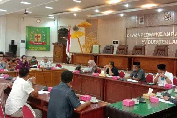 RDP: Komisi A DPRD Langkat menggelar RDP bersama Pemkab Langkat menyikapi rencana pengalihan dana desa untuk penanganan Covid-19.