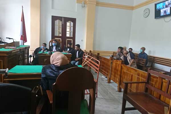 VONIS BEBAS; Suasana sidang vonis bebas tiga terdakwa kasus dugaan korupsi objek wisata Taman Raja Batu dan Tapian siri-siri Syahriah Kabupaten Madina di Pengadilan Tipikor Medan. agusman/sumut pos