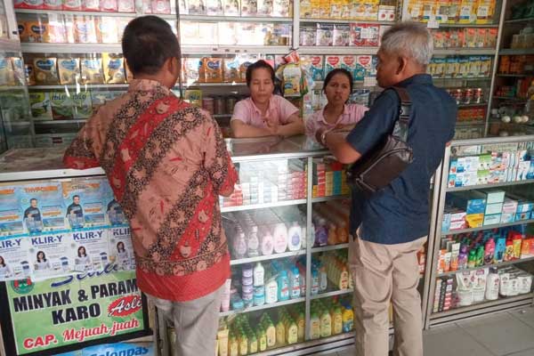OPERASI: Tim Gabungan saat operasi pasar di Medan untuk mengantisipasi penimbunan sembako. fachril/sumut pos