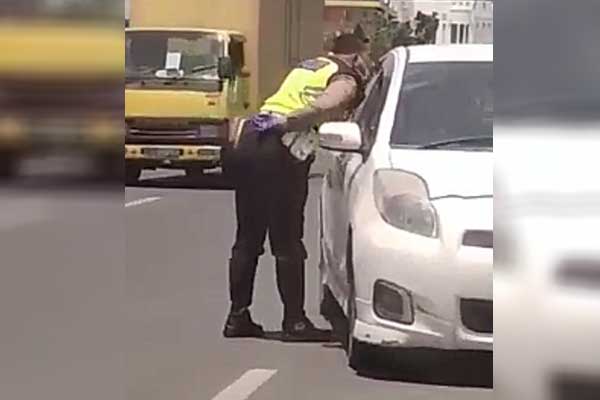 MELUDAH: Oknum polisi viral di Medsos saat meludahi pengemudi mobil.