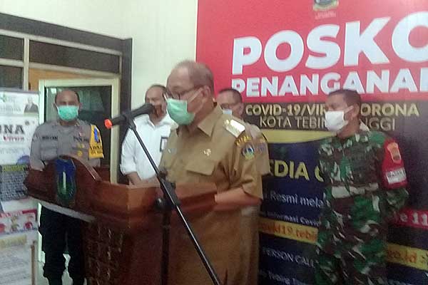 SAMPAIKAN: Wali Kota Tebingtinggi, Umar Zunaidi Hasibuan bersama tim gugus tugas percepatan penanganan Covid-19 Kota Tebingtinggi saat menyampaikan perkembangan penanganan Covid-19. sopian/sumut pos