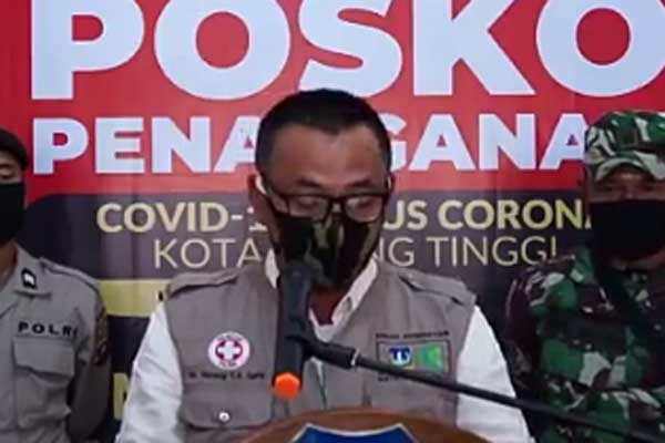 BERI KETERANGAN: Juru Bicara percepatan penanganan Covid-19 Kota Tebingtinggi, dr Nanang Fitra Aulia beri keterangan.