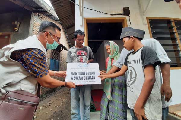 SERAHKAN: Manajemen PLN UIKSBU diwakili Asisten Manager Sekretariat dan Umum Azhari Abdul Wahab menyeahkan secara simbolis kepada keluarga Nenek Nur yang menerima manfaat zakat. laila/ SUMUT POS