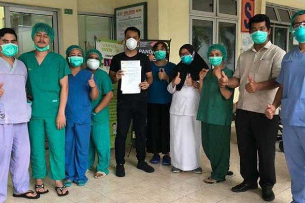 SEMBUH: Ajudan Wagubsu Ory Kurniawan (tengah) bersama tim medis RSUP H Adam Malik Medan, usai dinyatakan sembuh dan dibolehkan pulang, Senin (6/4).