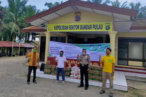 Penyerahan bantuan sembako untuk keperluan Dapur Umum, yang dilakukan Humas dan Asisten CSR kepada Kanit Binmas Polsek Bandar Pulau Aiptu Wagimin dengan disaksikan Kades Batu Anam Harianto.