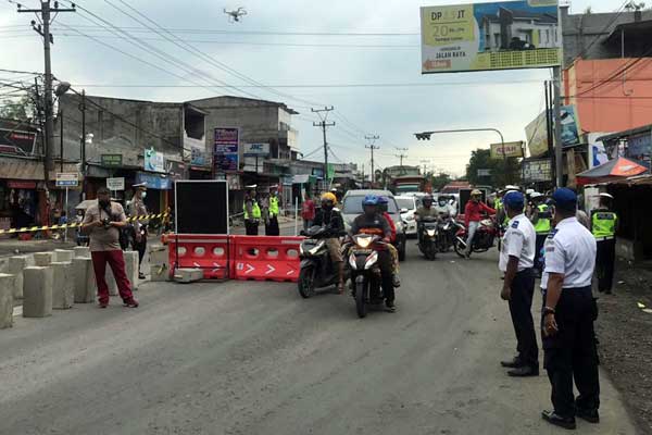 DITUTUP Personel Dinas Perhubungan Kota Medan bersama aparat polisi, menjaga   ruas jalan yang ditutup di salah satu ruas jalan di Kota Medan. Awal Mei ini, Medan memberlakukan isolasi klaster.