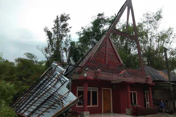 RUSAK: Atap rumah warga rusak karena diterjang Hujan Es dan Puting Beliung pada Minggu (11/4) kemarin.