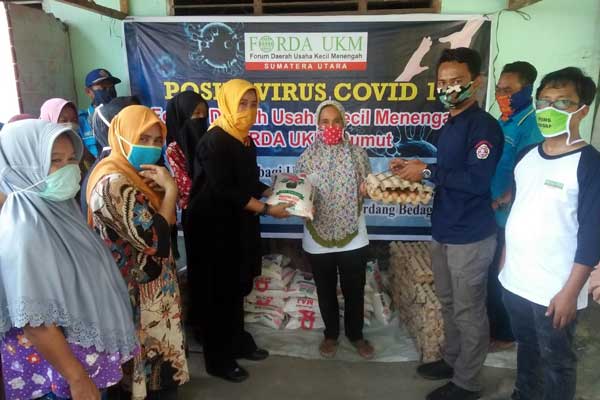 Ketua Forda UKM Sumut Sri Wahyuni (jilbab kuning) serahkan bantuan untuk warga di Desa Wonosari, Kecamatan Tanjung Morawa, Deliserdang