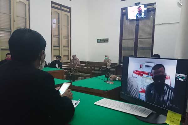 SIDANG: GM PT Pelindo I Cabang Dumai, Harianja, terdakwa korupsi investasi kapal menjalani sidang putusan, Jumat (17/4).