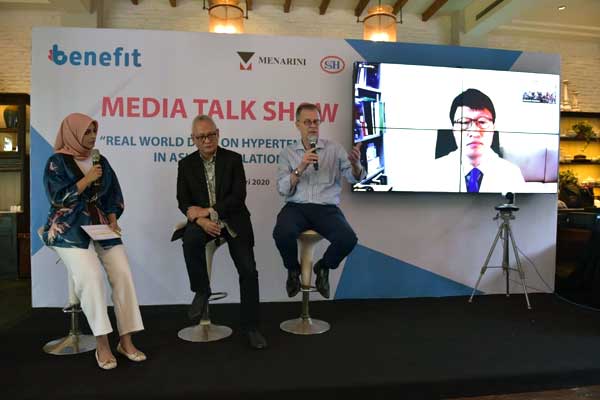 PENJELASAN: Erwinanto dari Perhimpunan Hipertensi Indonesia, Reinhard Ehrenberger Presiden Direktur Menarini Indonesia, dan Profesor and Chief of Cardiology Jinho Shin, dari Division of Cardiology, Department of Internal Medicine, Hanyang University Seoul Hospital menjelaskan studi baru mengenai obat penyakit hipertensi melalui video conference di Jakarta.