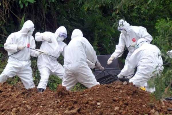 KUBUR: Tim kesehatan menggunakan Alat Pelindung Diri (ADP) sedang menggali lubang untuk menguburkan pasien PDP Corona asal Padangsidimpuan di kawasan Simalingkar B Medan, Sabtu (4/4) kemarin.
