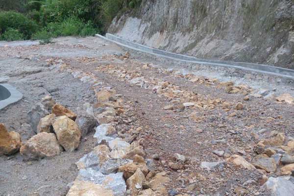 RUSAK: Kondisi ruas jalan Dusun II Desa Lobutua yang baru dilakukan pengerasan sudah dalam kondisi rusak.