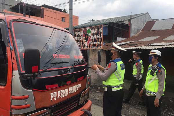 PUTAR BALIK: Petugas kepolisian meminta bus Pembangunan Semesta rute Langkat-Pinangbaris, Medan, putar arah kembali ke asal, Minggu (26/4) dinihari.