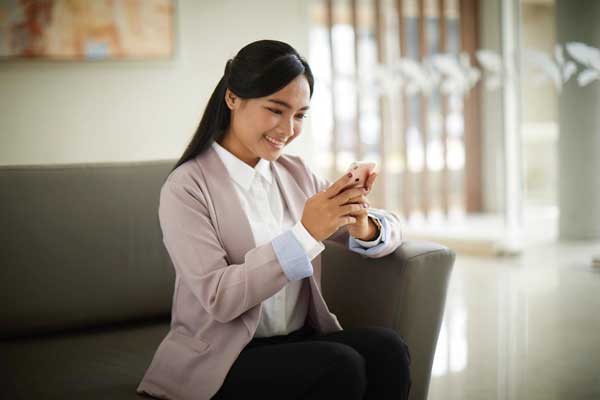 Seorang wanita memenuhi kebutuhan sehari-hari dengan menggunakan aplikasi Grab di Smart Phone.(ist)