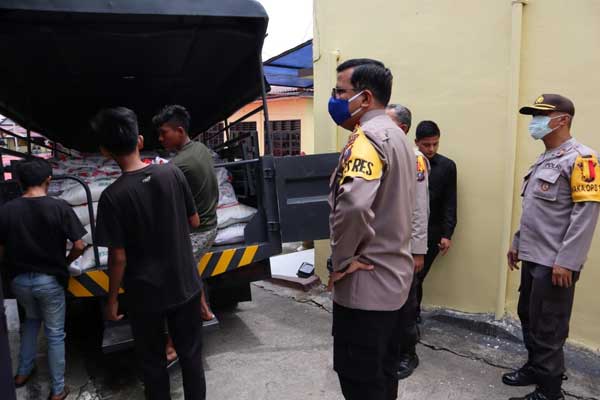 BERAS: Kapolres Dairi AKBP Leonardo Simatupang SIK (2 kanan) mengecek beras bantuan yang disiapkan bagi warga yang terdampak covid-19 yang tidak mendapat bantuan dari pemerintah.