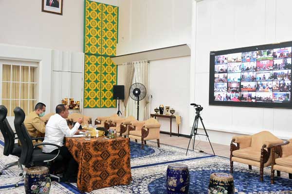 RAPAT: Gubsu Edy Rahmayadi didampingi Wagubsu Musa Rajekshah memimpin rapat via video conference bersama bupati dan wali kota se-Sumut, Selasa (14/4). Biro Humas dan Keprotokolan Sekdaprov Sumut / Imam Syahputra