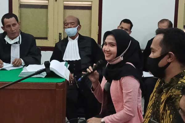 SIDANG: Cut Rafika Lestari mantan Aspri Jamaluddin, memberikan kesaksian dalam kasus pembunuhan hakim, Jumat (24/4).