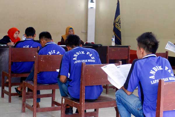 NAPI ANAK: Sejumlah napi anak di di Lapas Tanjung Gusta Medan, mengikuti ujian Paket C. Sejumlah napi anak di Sumut diusulkan bebas, terkait pencegahan Covid-19.