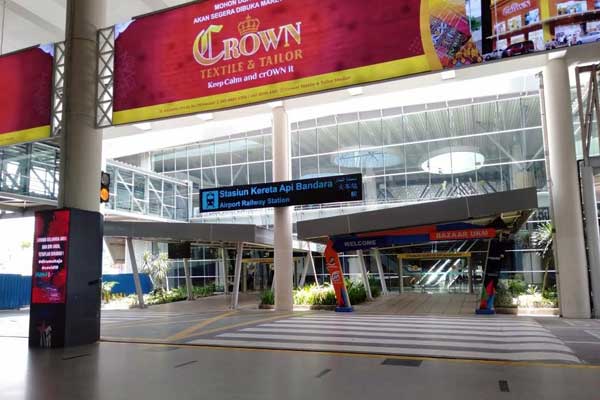 SEPI: Suasana di stasiun kereta api Bandara Kualanamu terlihat sepi, Minggu (3/5). Sejak 24 April lalu, Bandara Kualanamu ditutup dari aktivitas penerbangan komersial.