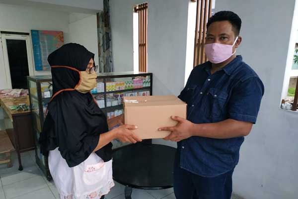 SERAHKAN: Presidium MJC, Feriansyah Nasution serahkan paket sembako pribadi Wagubsu Ijeck untuk masyarakat yang membutuhkan di tengah situasi Covid-19 dan jelang Hari Raya Idulfitri, Jumat (22/5/2020). IST