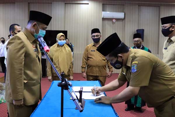 SERAHKAN: Sekda Binjai M Mahfullah P Daulay saat melantik pejabat eselon III di jajaran Pemko Binjai, Rabu (27/5).