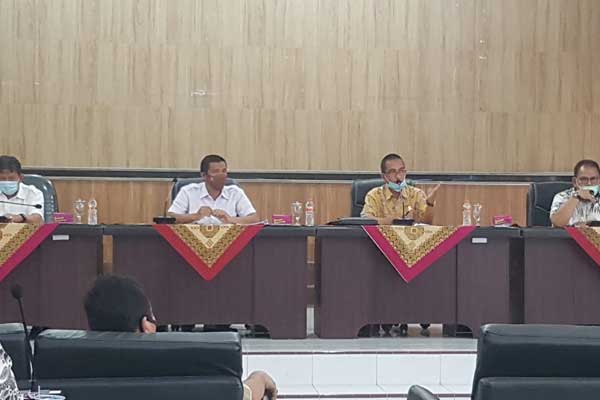 PIMPIN: Wakil Ketua Pansus Covid-19 DPRD Sumut, Ahmad Hadian (tengah) pimpin rombongan pansus saat melakukan kunker ke RSUD Djasamen Saragih Pematang Siantar, Kamis (28/5).