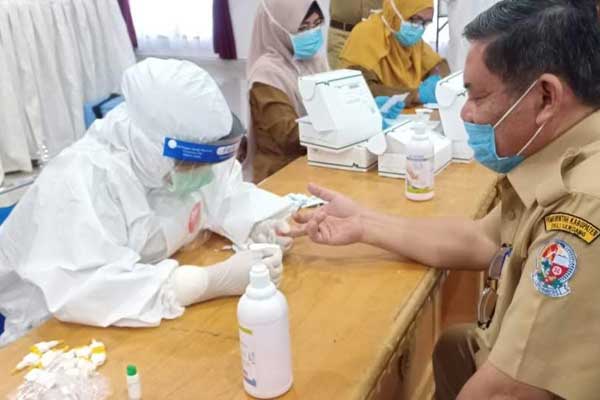 RAPID TEST: Wakil Bupati Deliserdang HM Ali Yusuf Siregar saat mengikuti rapid test di Kantor Bupati Deliserdang, Lubukpakam, Senin (18/5). batara/sumut pos