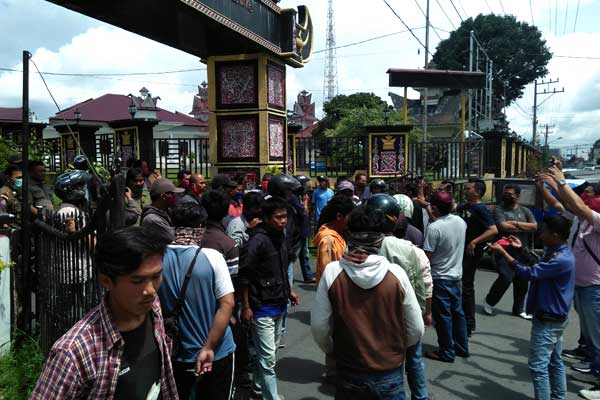 DEMO: Ratusan abang becak bermotor menggelar aksi unjukrasa dipintu gerbang depan kantor Bupati Dairi di jalan Sisingamangara Sidikalang. RUDY SITANGGANG/SUMUT POS