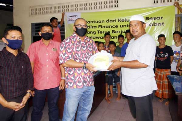 SERAHKAN: Head of Regional SSD Sumatera 1 Regional, Agus Hartanto dan karyawan Adira, saat menyerahkan bantuan ke Panti Asuhan Y.A.S Al-Washliyah. Bagus/Sumut Pos