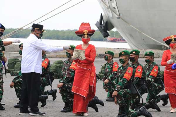 LEPAS Plt Wali Kota Medan Akhyar Nasution menghadiri  upacara pemberangkatan Satgas Batalyon Infantri  (Yonif) 125/ Simbisa, yang akan  melaksanakan  Satuan Tugas Pengamanan Perbatasan Republik Indonesia-Papua Nugini (Satgas Pamtas RI-PNG) Sektor Selatan Tahun Anggaran 2020 di Pelabuhan Belawan Lama, Minggu (17/5).