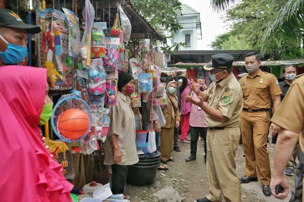 RAZIA MASKER Plt Wali Kota Medan, Akhyar Nasution, saat razia masker hari pertama di Pasar Sentosa Baru Kota Medan, Senin (4/5). Hari pertama, 17 KTP milik pembeli dan pedagang pasar ditahan Satpol PP, karena pemiliknya kedapatan tidak mengenakan masker untuk mencegah penularan Covid-19.