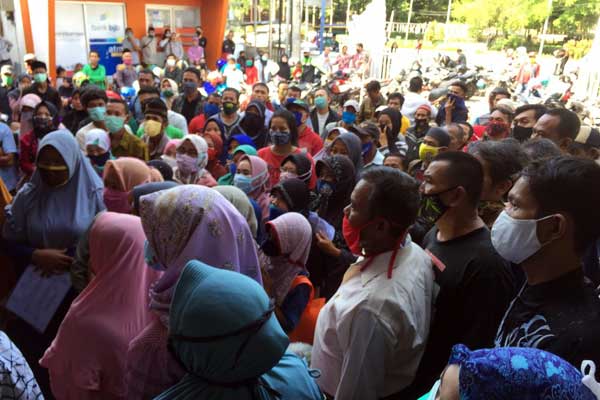 ANTRE: Ratusan warga di salah satu kota mengantre untuk mengambil dana Bantuan Langsung Tunai (BLT) di kantor Pos, baru-baru ini.