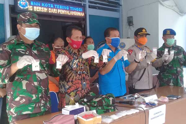 PAPARAN: Kepala BNNK Tebingtinggi AKBP F Zendrato didampingi Kapolres Tebingtinggi AKBP James P Hutagaol, memaparkan barang bukti sabu seberat 880,25 gram.