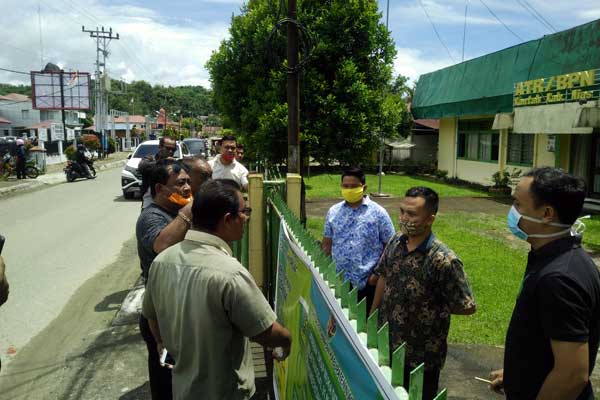 KANTOR: Edison Zebua alis Ama Faris dengan beberapa kerabatnya saat mendatangi kantor BPN Nias, di Jalan Pancasila, Desa Mudik, Kota Gunungsitoli, pada Selasa (28/4).