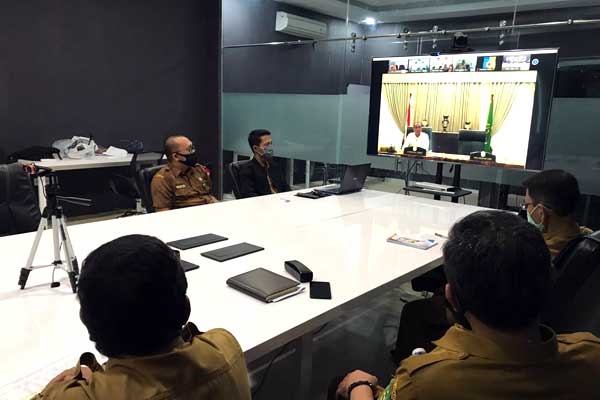 VIDCON: Wakil Bupati Langkat, H.Syah Afandin mewakili Bupati Langkat Terbit Rencana PA mengikuti vidcon bersama Gubsu Edy Rahmayadi, Senin (4/5). ILYAS EFFENDY/ SUMUT POS