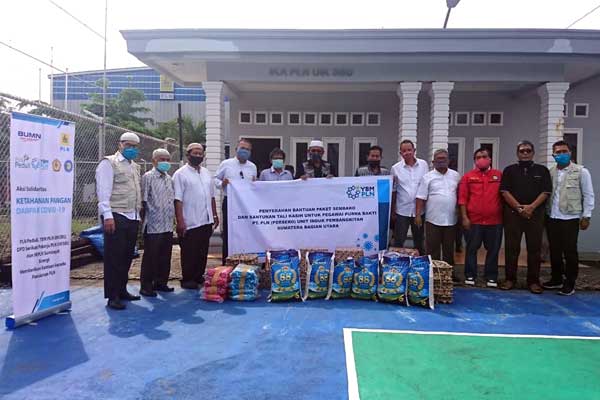 BERSAMA: PLN UIKSBU foto bersama usai menyalurkan paket sembako, masker dan santunan tali kasih kepada beberapa pegawai purnabakti. istimewa/sumut pos