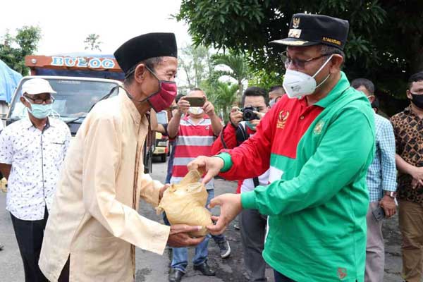 Plt Wali Kota Medan menyerahkan bantuan kepada warga