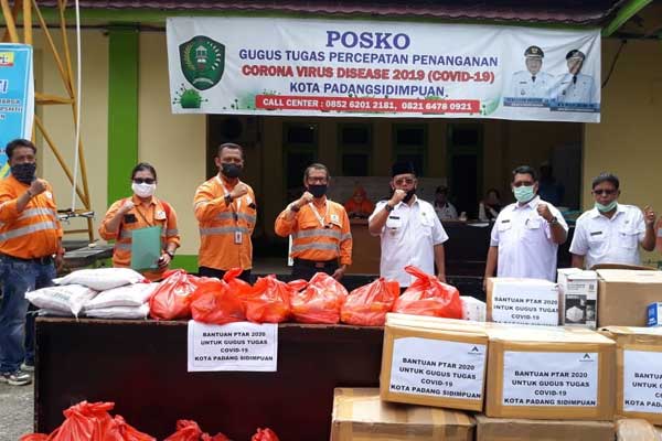 BANTUAN: Penyerahan Bantuan untuk Kota Padangsidimpuan diterima oleh Wakil Wali Kota Padangsidimpuan, Arwin Siregar, Rabu (13/5).