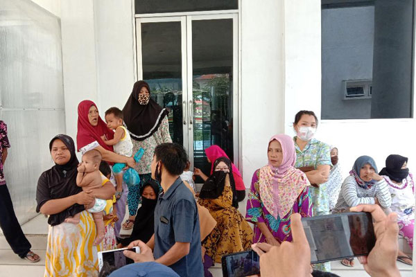 GERUDUK: Warga yang didominasi ibu-ibu saat menggeruduk kantor Bupati Labuhanbatu, Jalan Sisingamangaraja, Rantauprapat, Senin (11/5). Fajar dame harahap/sumut pos