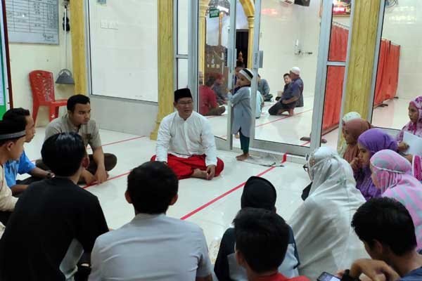 BERBINCANG: Ketua BKM Al Hidayah, Jalan Budi Luhur, Kelurahan Dwikora, Dr Aswan Jaya berbincang dengan jamaah masjid, Kamis (14/5) malam.