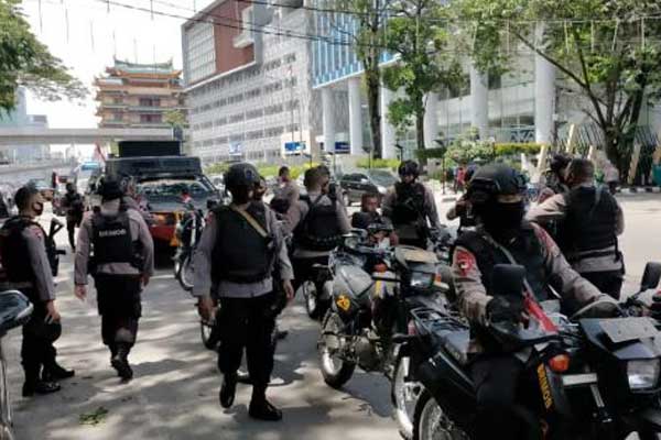PATROLI: Personel Sat Brimob Polda Sumut melakukan patroli bersekala besar di Medan, Kamis (14/5).