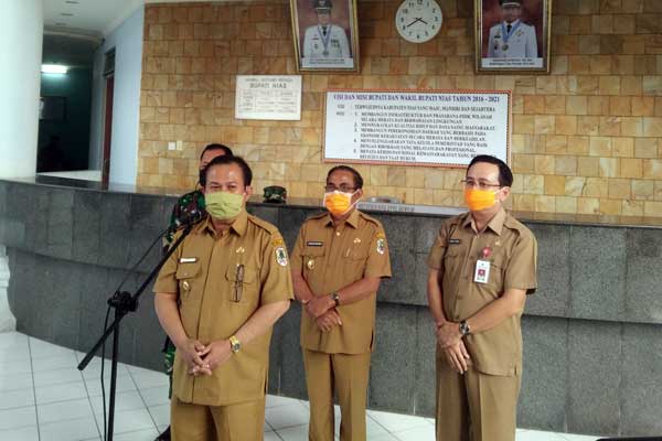 KONFERENSI PERS: Bupati Nias, sekaligus Ketua Gugus Tugas Percepatan Penanganan Covid-19 Kabupaten Nias, Drs Sokhiatulo Laoli MM didampingi Arosokhi Waruwu SH MH, Sekda Kabupaten Nias Drs F Yanus Larosa MAP, dan unsur forkopimda, saat menggelar konferensi pers terkait warga Nias diisolasi di RSUD Gunungsitoli, terduga reaktif Covid-19 (versi rappid test).