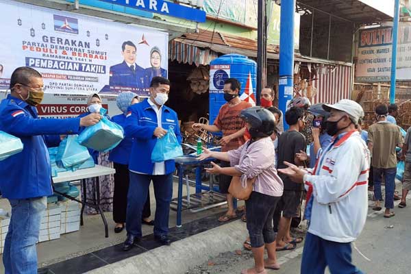 BAGI TAKJIL: Plt Ketua DPD Partai Demokrat Sumut Herri Zulkarnain Hutajulu dan pengurus lainnya membagikan takjil kepada masyarakat, Jumat (15/5) sore. istimewa/sumut pos