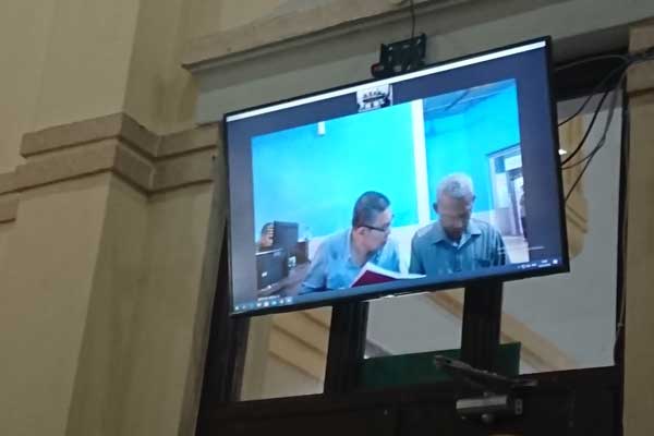 JALANI SIDANG: Oktavia Sihombing serta Zaharuddin Sinaga dan Herianto (layar monitor), terdakwa kasus dugaan korupsi pembangunan WTP III PDAM Tirta Kualo Tanjungbalai, menjalani sidang perdana, Jumat (29/5).