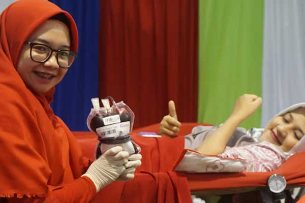 DONOR DARAH: Dua pegawai BUMN saat mendonorkan darahnya ke PMI Kota Medan. Saat ini stok darah di PMI Kota Medan tak mencukupi hingga libur lebaran.