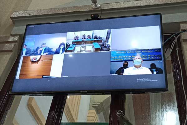 SIDANG ONLINE: Sidang tuntutan kasus dugaan suap Wali Kota Medan, dengan terdakwa Dzulmi Eldin (layar monitor), berlangsung online di ruang Cakra 2 Pengadilan Tipikor Medan, Kamis (14/5).